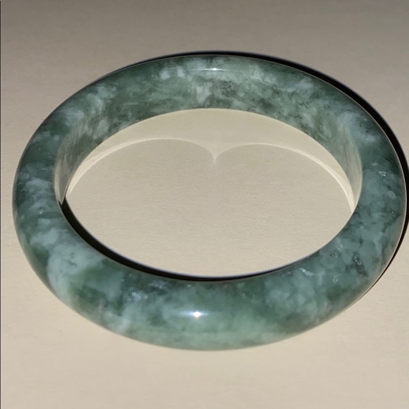 Green jadeite jade bangle - Picture 5 of 8